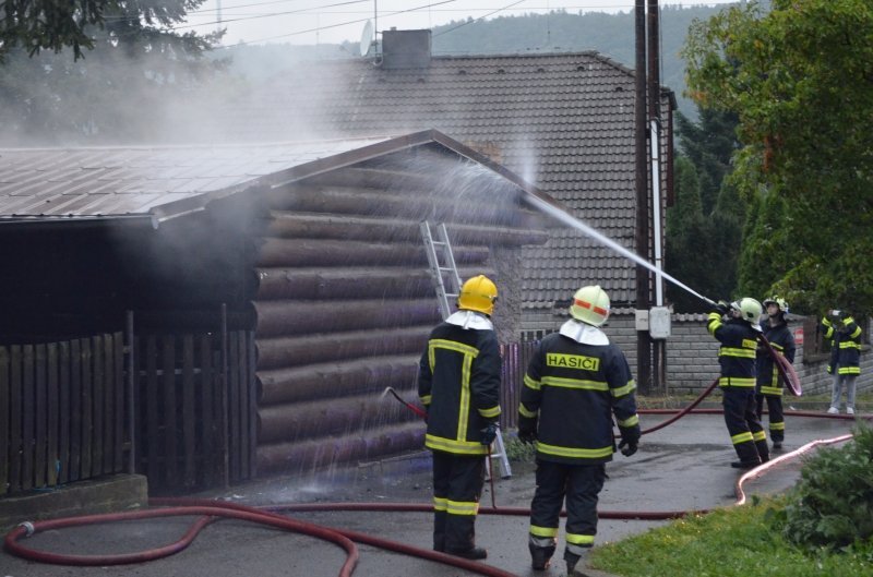 Hasiče zaměstnal ve Vraném nad Vltavou požár kůlny