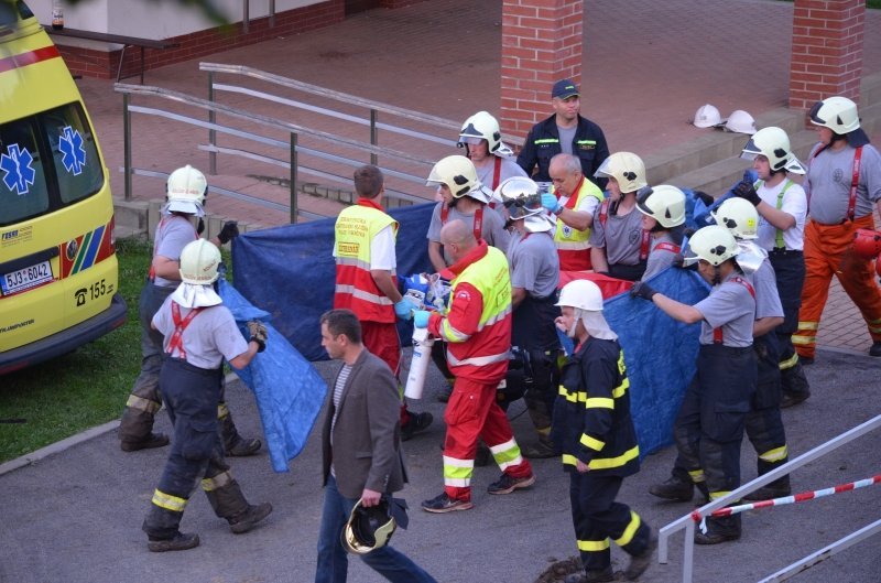 Složky IZS zaměstnal ve Vilémově pád mostu na šestici dělníků