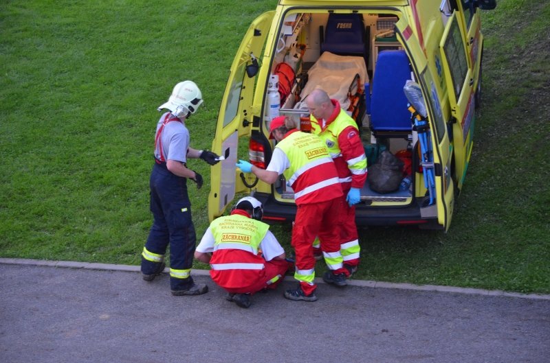 Složky IZS zaměstnal ve Vilémově pád mostu na šestici dělníků