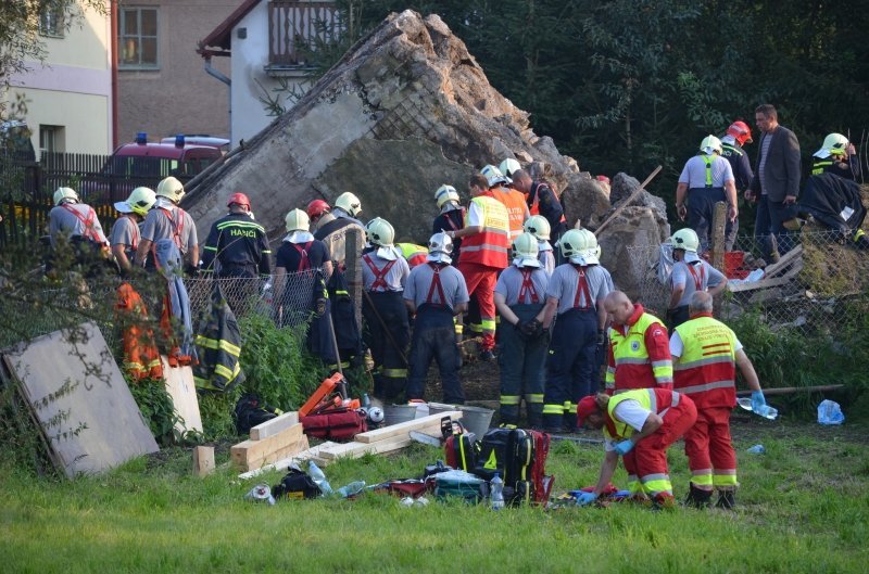 Složky IZS zaměstnal ve Vilémově pád mostu na šestici dělníků