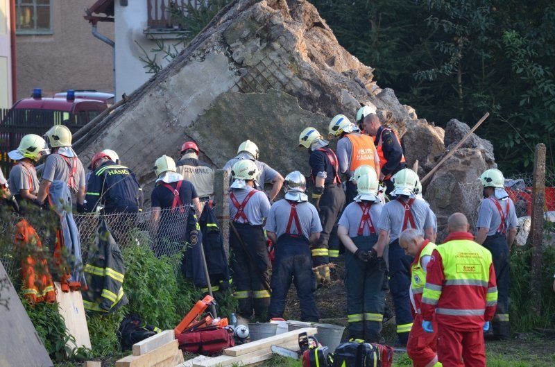 Složky IZS zaměstnal ve Vilémově pád mostu na šestici dělníků