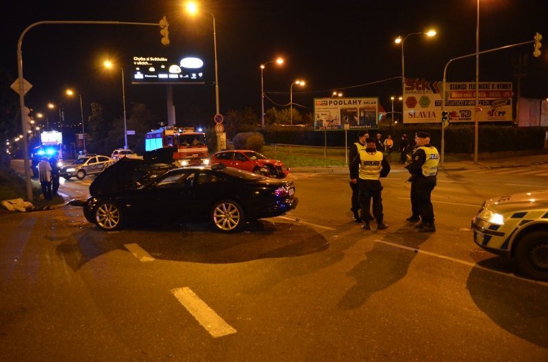 Řidič Jaguáru ujel policistům z PMJ od kontroly, způsobil dopravní nehodu