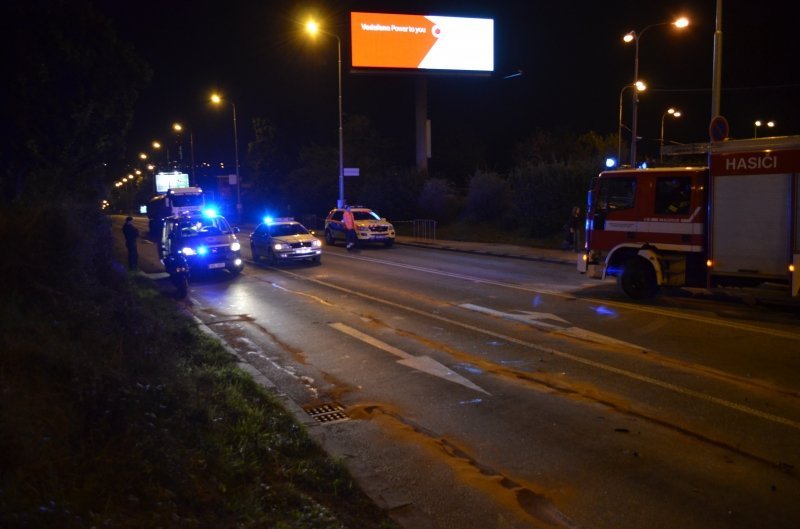 Řidič Jaguáru ujel policistům z PMJ od kontroly, způsobil dopravní nehodu