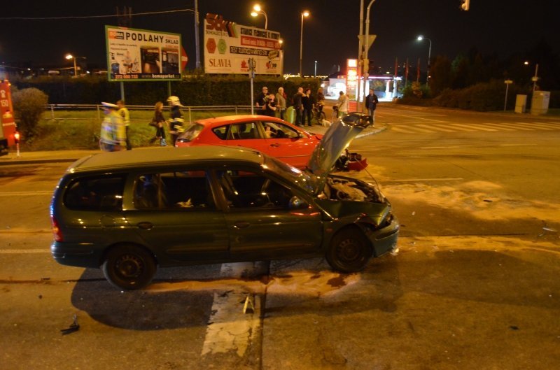 Řidič Jaguáru ujel policistům z PMJ od kontroly, způsobil dopravní nehodu