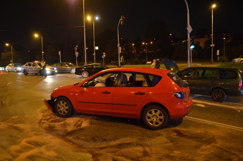 Řidič Jaguáru ujel policistům z PMJ od kontroly, způsobil dopravní nehodu