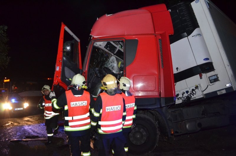 Kamion na R4 narazil do autobusu, ten sjel ze srázu