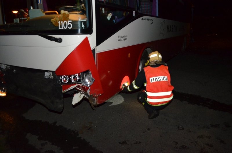 Kamion na R4 narazil do autobusu, ten sjel ze srázu