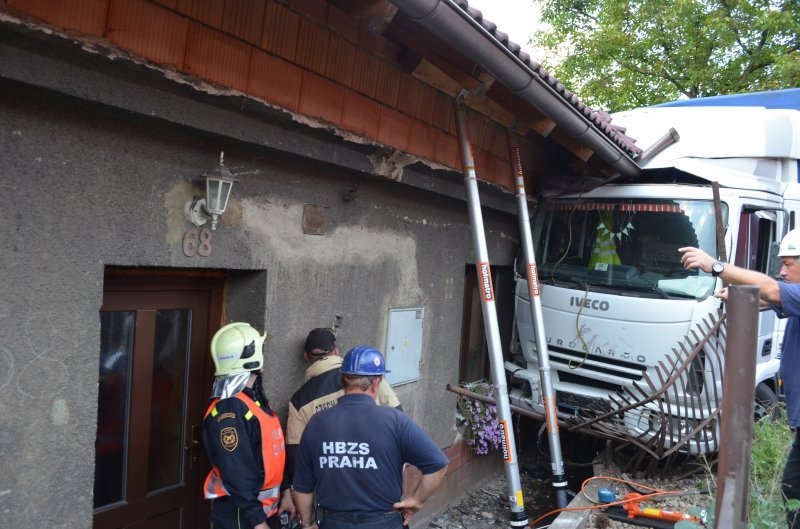 Hasiče i báňské záchranáře zaměstnala nehoda nákladního vozu, který narazil do domu