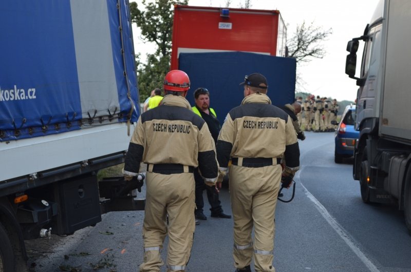 Hasiče i báňské záchranáře zaměstnala nehoda nákladního vozu, který narazil do domu