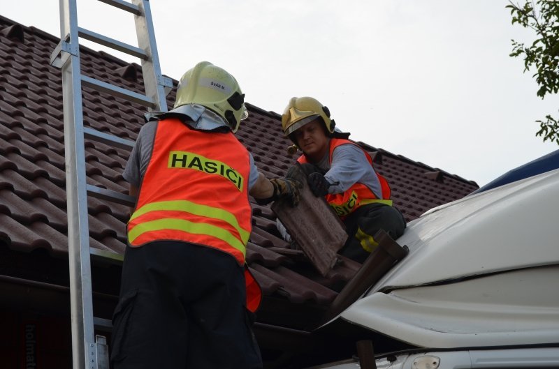 Hasiče i báňské záchranáře zaměstnala nehoda nákladního vozu, který narazil do domu