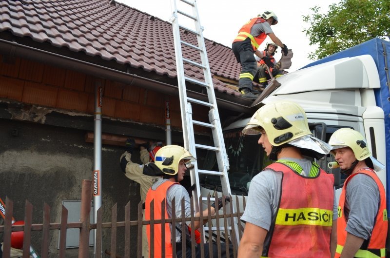 Hasiče i báňské záchranáře zaměstnala nehoda nákladního vozu, který narazil do domu