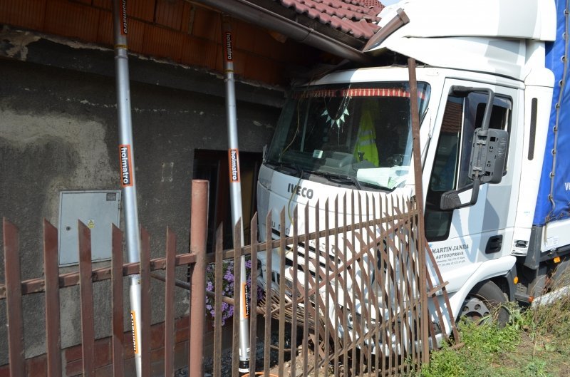 Hasiče i báňské záchranáře zaměstnala nehoda nákladního vozu, který narazil do domu