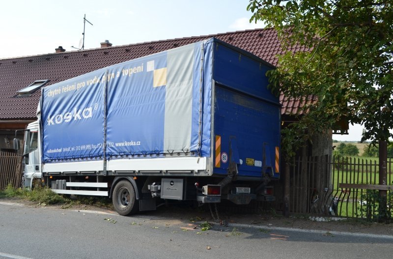 Hasiče i báňské záchranáře zaměstnala nehoda nákladního vozu, který narazil do domu