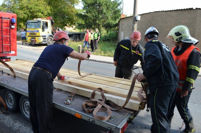 Hasiče i báňské záchranáře zaměstnala nehoda nákladního vozu, který narazil do domu