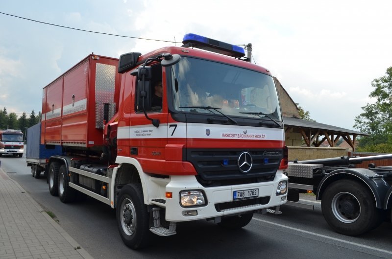 Hasiče i báňské záchranáře zaměstnala nehoda nákladního vozu, který narazil do domu