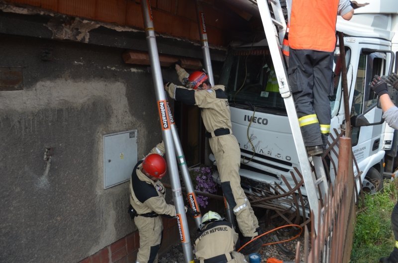 Hasiče i báňské záchranáře zaměstnala nehoda nákladního vozu, který narazil do domu