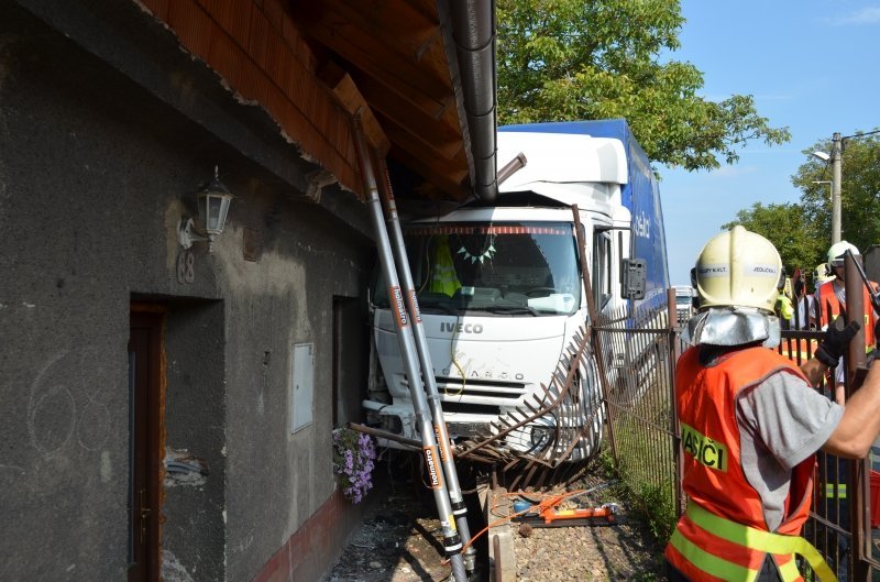 Hasiče i báňské záchranáře zaměstnala nehoda nákladního vozu, který narazil do domu