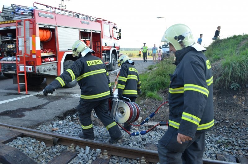U střetu vlaku s osobním vozem ve Stochově zasahoval vrtulník LZS