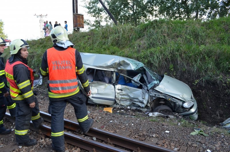U střetu vlaku s osobním vozem ve Stochově zasahoval vrtulník LZS