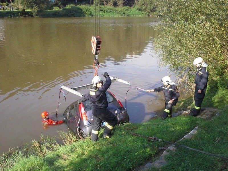 Berounští hasiči vytáhli z řeky Berounky osobní auto