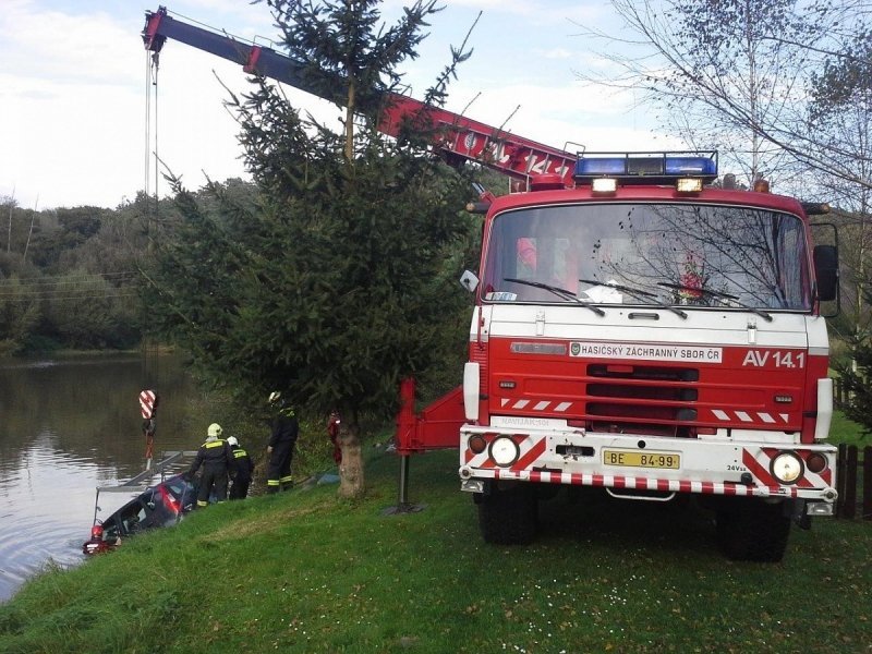 Berounští hasiči vytáhli z řeky Berounky osobní auto