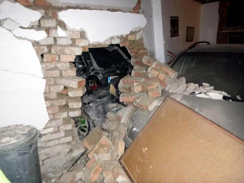 Po nárazu auta do domu se zřítila štítová zeď budovy