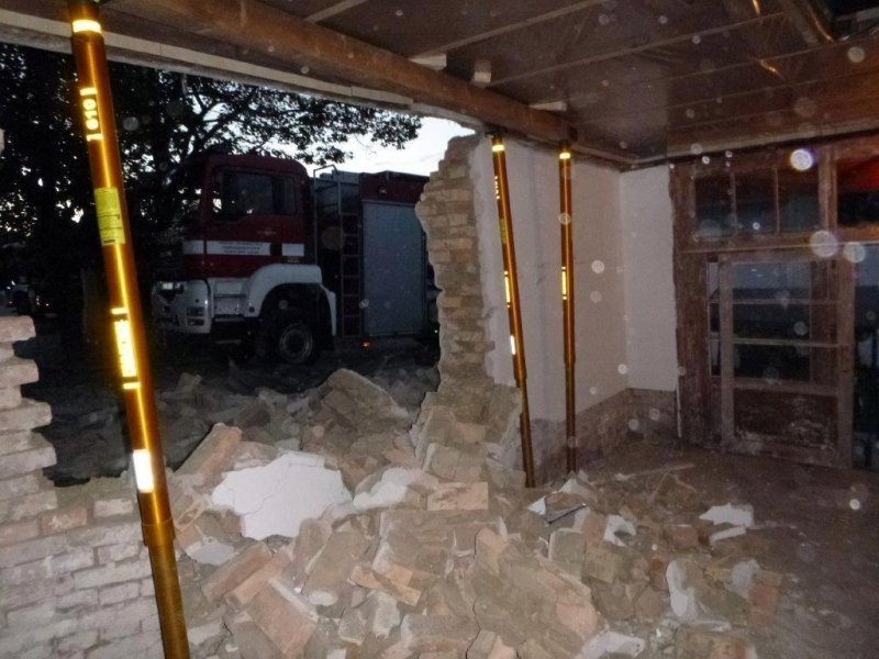 Po nárazu auta do domu se zřítila štítová zeď budovy