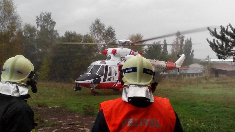 Grilování skončilo popálením muže a ženy, na místo vzlétl vrtulník LZS