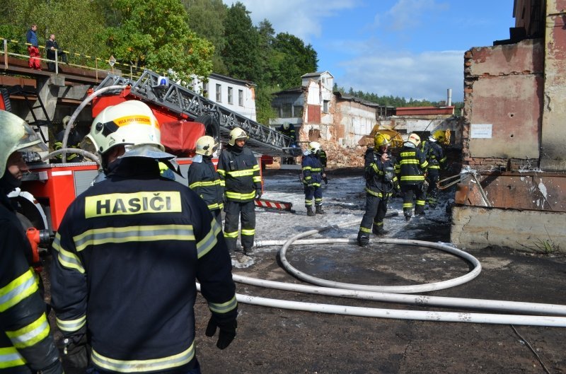 Při požáru trafostanice v Bělé pod Bezdězem vyhlásili hasiči 2. stupeň poplachu