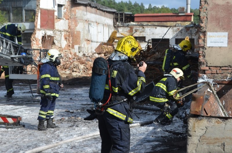 Při požáru trafostanice v Bělé pod Bezdězem vyhlásili hasiči 2. stupeň poplachu