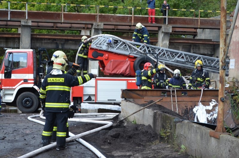 Při požáru trafostanice v Bělé pod Bezdězem vyhlásili hasiči 2. stupeň poplachu