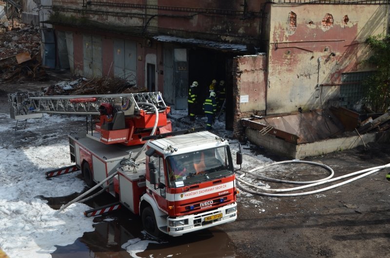 Při požáru trafostanice v Bělé pod Bezdězem vyhlásili hasiči 2. stupeň poplachu