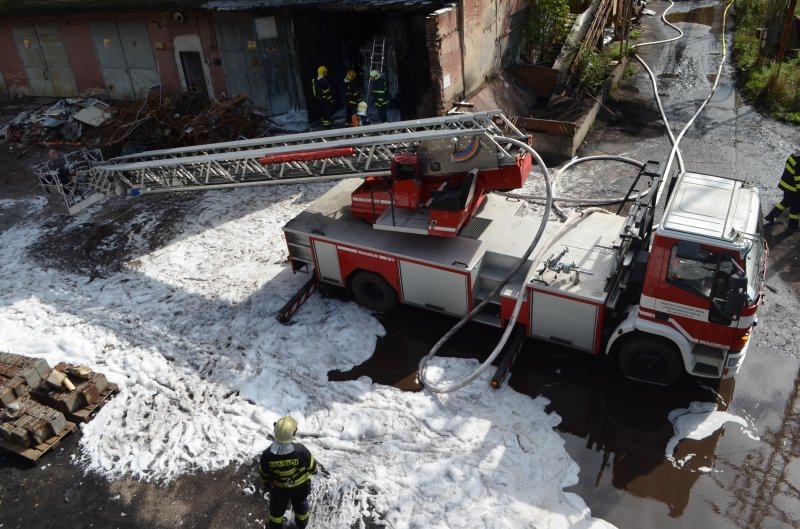 Při požáru trafostanice v Bělé pod Bezdězem vyhlásili hasiči 2. stupeň poplachu