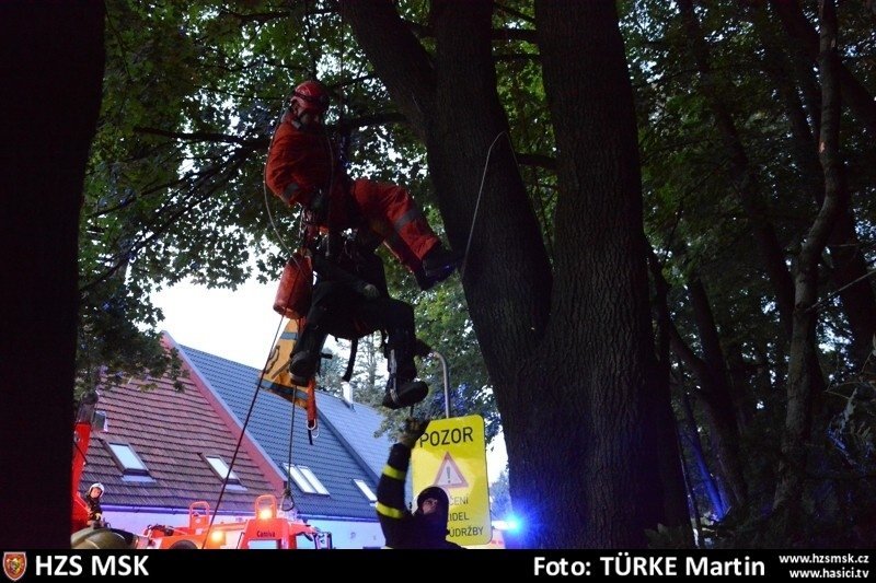 VIDEO: Hasiči v Opavě zachraňovali zraněného muže ze stromu