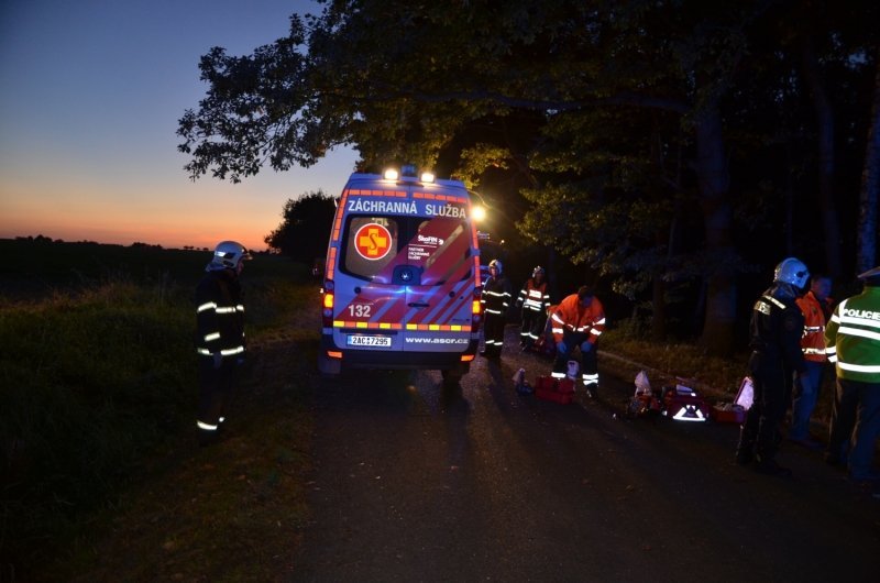 Po nehodě na Kladensku resuscitovali záchranáři 4 osoby, tři z nich zemřely v nemocnici