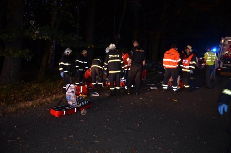 Po nehodě na Kladensku resuscitovali záchranáři 4 osoby, tři z nich zemřely v nemocnici