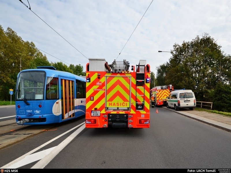 VIDEO: V Ostravě se střetla tramvaj s osobním autem, cestující z tramvaje místo pomoci odešli
