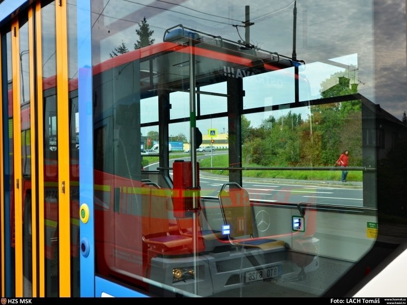 VIDEO: V Ostravě se střetla tramvaj s osobním autem, cestující z tramvaje místo pomoci odešli