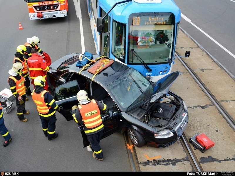 VIDEO: V Ostravě se střetla tramvaj s osobním autem, cestující z tramvaje místo pomoci odešli