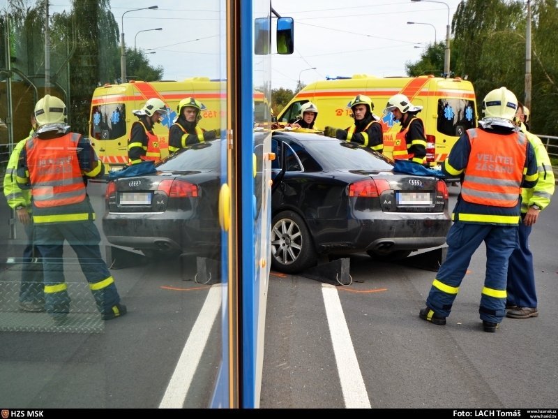 VIDEO: V Ostravě se střetla tramvaj s osobním autem, cestující z tramvaje místo pomoci odešli