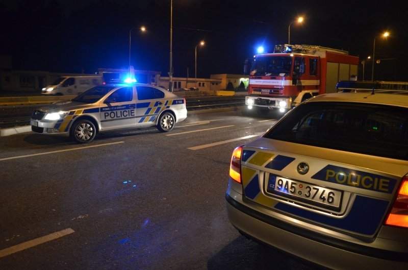 Řidič boural s Jaguárem do betonových svodidel, od nehody chtěl utéct