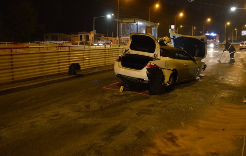Řidič boural s Jaguárem do betonových svodidel, od nehody chtěl utéct