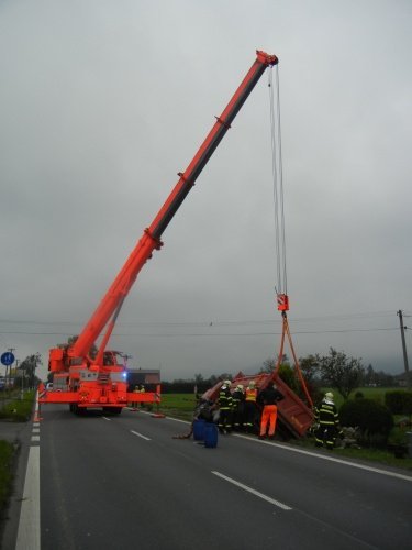 Hasiči v Třinci vyprošťovali Tatru naloženou kamením