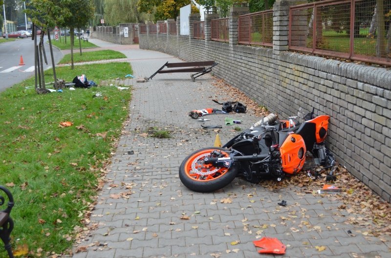 Motocykl v Kladně narazil do zdi, řidič se vážně zranil