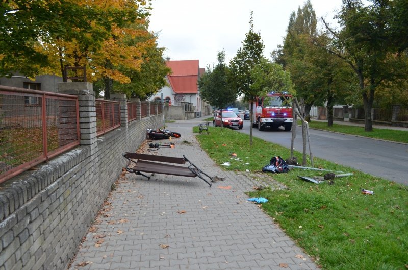 Motocykl v Kladně narazil do zdi, řidič se vážně zranil