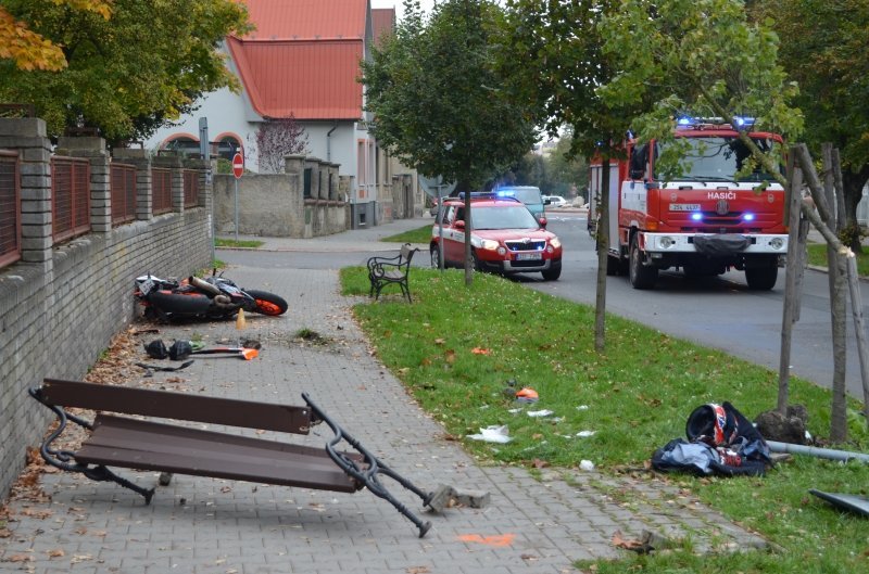 Motocykl v Kladně narazil do zdi, řidič se vážně zranil