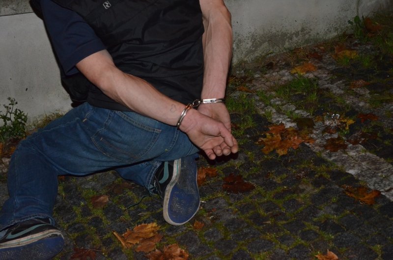 Pražští policisté dopadli pachatele vloupání přímo při činu