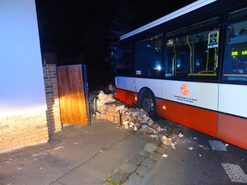 Autobus v pražské Dubči narazil do zdi