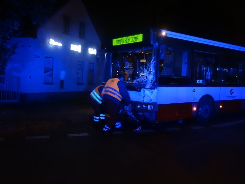 Autobus v pražské Dubči narazil do zdi