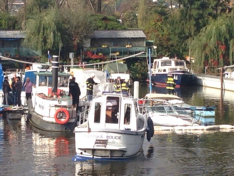 Hasiče, policisty a strážníky zaměstnal v Praze potápějící se člun